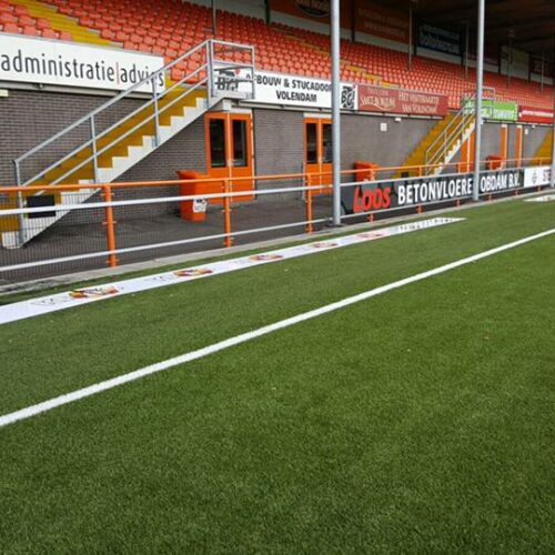 Reclamebordprofielen Pro 38 De reclamerails hangt, alleen de borden er nog in. FC Volendam gebruikt ook de reclamebord profielen van SKWShop.